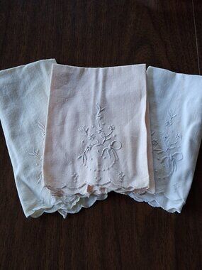 Vintage 1950s Fingertip Towel Set – Pink, White & Ivory – Scalloped Edges